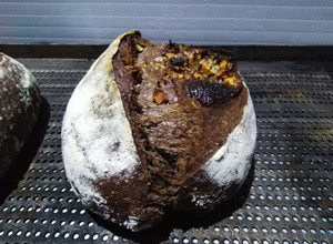 Una foto de Pan de cacao con nueces y chocolate (masa madre)