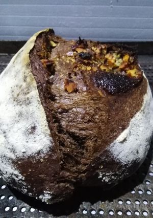 Una foto de Pan de cacao con nueces y chocolate (masa madre)