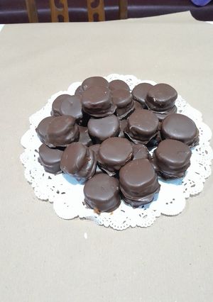 Una foto de Alfajorcitos bañados de chocolate