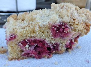 Una foto de Kuchen de frambuesas y migas
