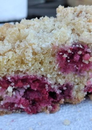 Una foto de Kuchen de frambuesas y migas