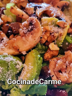 Una foto de Ensalada con aguacate y champiñones macerados