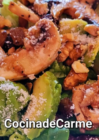 Una foto de Ensalada con aguacate y champiñones macerados