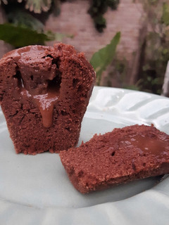 Una foto de Cupcakes de chocolate con corazón de dulce de leche