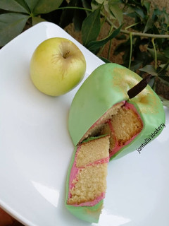 A picture of Green Apple cake.