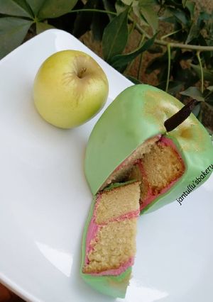 A picture of Green Apple cake.