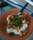 Wok de pollo y verduras con arroz
