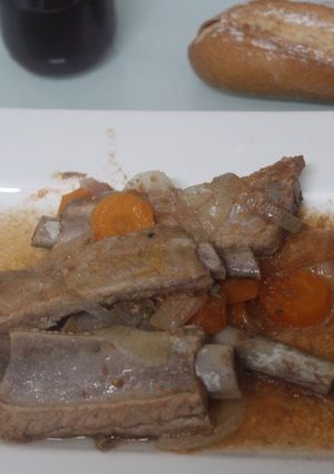 Una foto de Costillar con patatas y zanahoria en olla de cocción lenta
