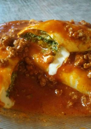 Una foto de Canelones de verdura con salsa rosa