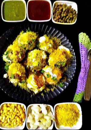 દહીં પૂરી ચાટ (Dahi Puri Chaat Recipe In Gujarati) રેસીપી મુખ્ય ફોટો