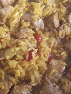 Una foto de Arroz con carne de pinchos morunos