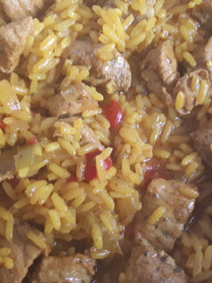 Una foto de Arroz con carne de pinchos morunos
