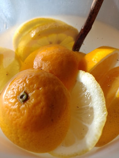 Una foto de Agua saborizada hiper fresca e hidratante 🍊🍋