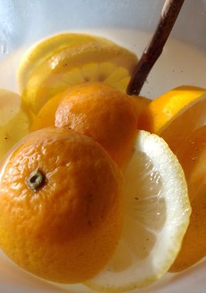 Una foto de Agua saborizada hiper fresca e hidratante 🍊🍋