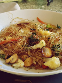Una foto de Salteado de Fideos de arroz con coliflor y setas