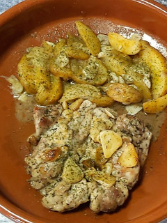 Una foto de Contramuslo de pollo al ajillo hornoneado con patatas al limón
