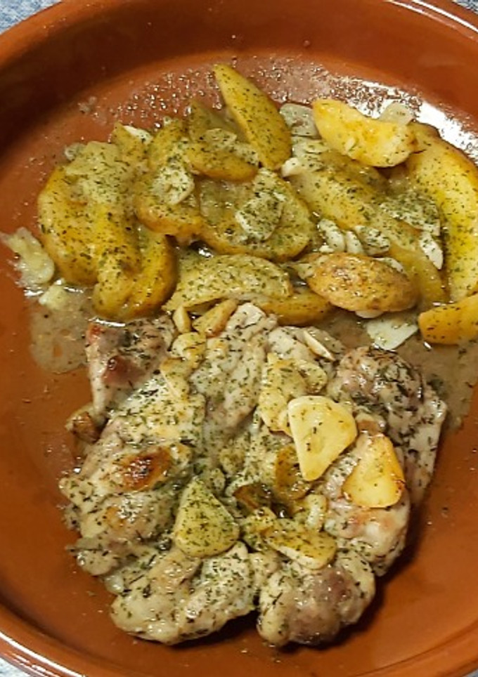 Una foto de Contramuslo de pollo al ajillo hornoneado con patatas al limón