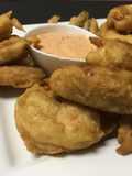 Tempura de mariscos y vegetales con mayonesa srilasha
