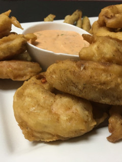 Una foto de Tempura de mariscos y vegetales con mayonesa srilasha