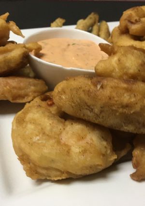 Una foto de Tempura de mariscos y vegetales con mayonesa srilasha