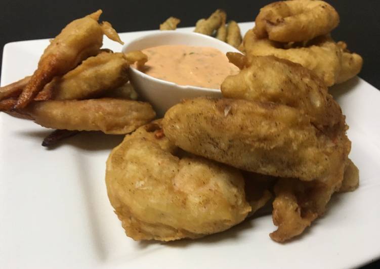 Tempura de mariscos y vegetales con mayonesa srilasha