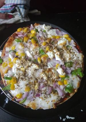 A picture of Yummy pizza😋😋😋😋😋.