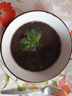 Una foto de Sopita rápida de porotos negros