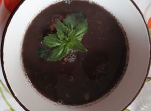Una foto de Sopita rápida de porotos negros