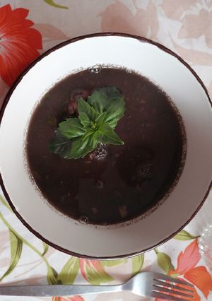 Una foto de Sopita rápida de porotos negros