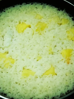 A picture of Turmeric potato rice.