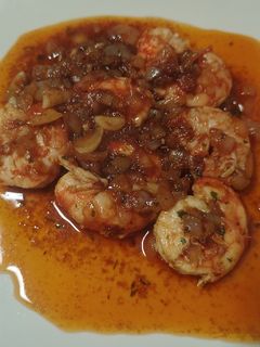 Una foto de Gambones en salsa
