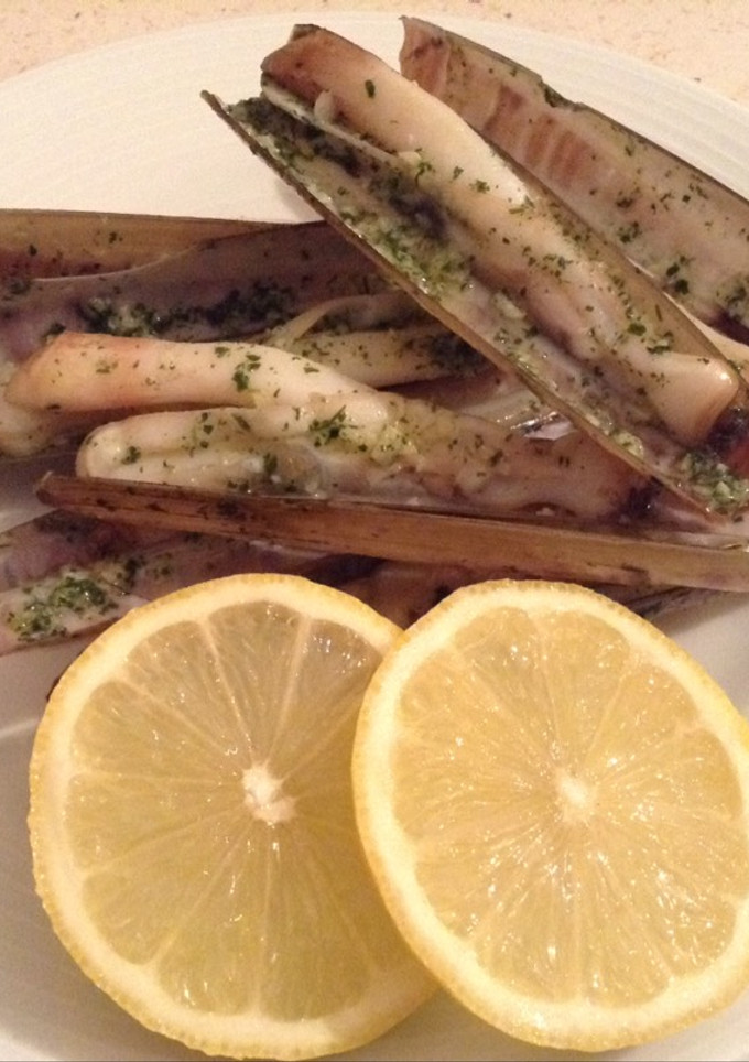 Una foto de Navajas a la plancha con ajo y perejil