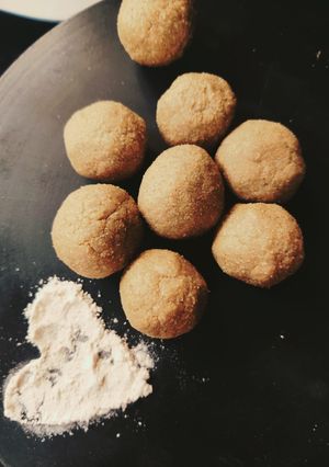बाजरे के आटे के लड्डू (Bajre ke aate ke laddu recipe in hindi) रेसिपी मुख्य फोटो