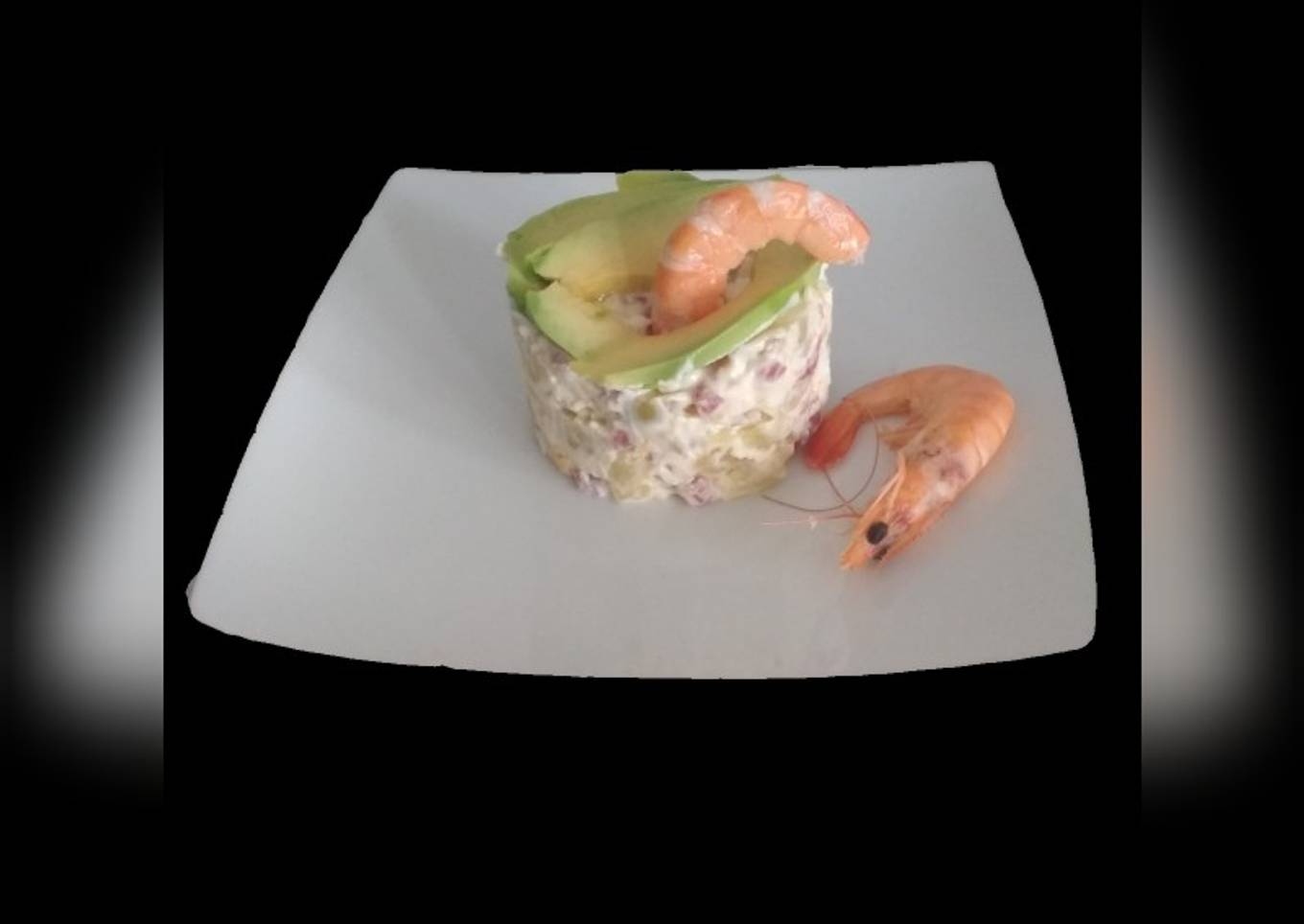 Ensaladilla de jamón ibérico y corona de aguacate