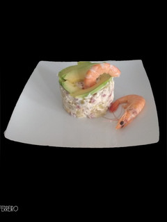 Una foto de Ensaladilla de jamón ibérico y corona de aguacate