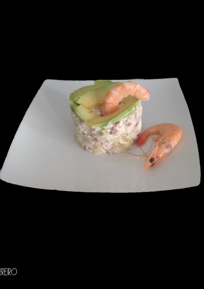 Una foto de Ensaladilla de jamón ibérico y corona de aguacate