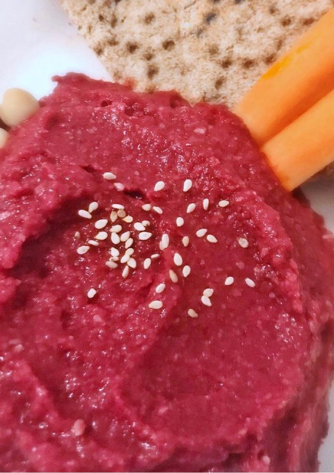 Una foto de Hummus de remolacha