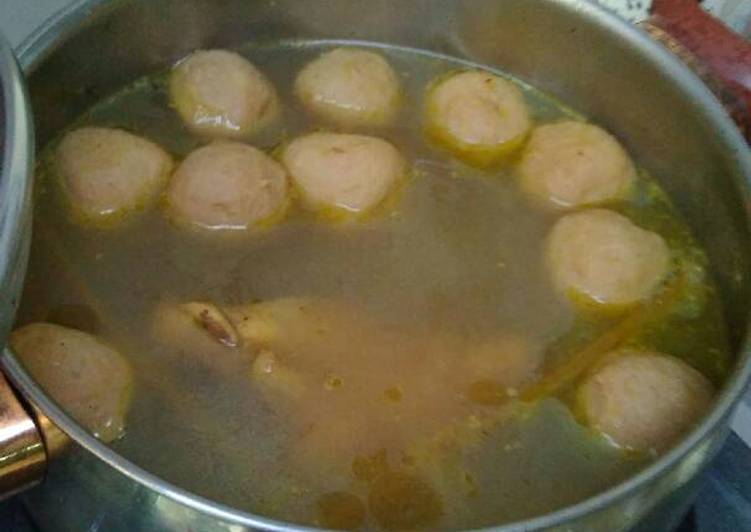 Bagaimana Memasak Soto Ayam Bakso, Lezat Sekali