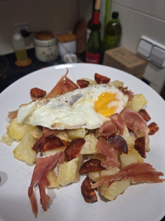 Una foto de Patatas con chorizo, jamón y huevo
