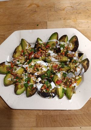 Una foto de Aguacate braseado con salsa de yogurt y pico de gallo