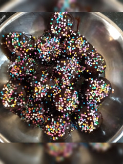 ચોકલેટ બોલ્સ (Chocolate Balls recipe in Gujarati) રેસીપી મુખ્ય ફોટો