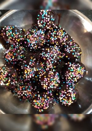ચોકલેટ બોલ્સ (Chocolate Balls recipe in Gujarati) રેસીપી મુખ્ય ફોટો