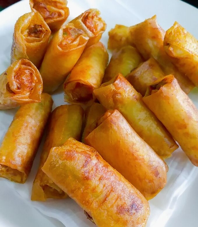 A picture of Taro Pork and Egg Spring Rolls.