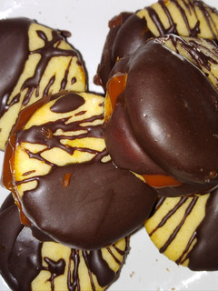 Una foto de Alfajores de dulce de leche y chocolate sin gluten!!