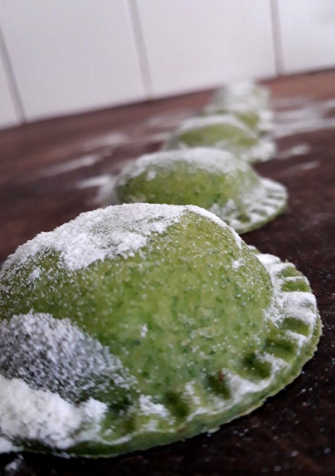 Una foto de Sorrentino Caseros de acelga relleno de pollo y ricota