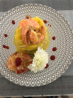 Una foto de Causa clásica de atún, palta y langostinos