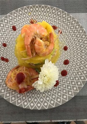 Una foto de Causa clásica de atún, palta y langostinos