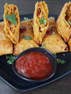 વેજ‌ સ્પ્રિંગ રોલ (Veg Spring Roll Recipe in Gujarati) રેસીપી મુખ્ય ફોટો