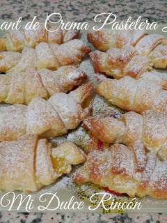 Una foto de Croissant rellenos de crema pastelera sin huevo y sin leche