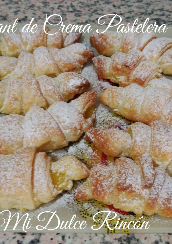 Una foto de Croissant rellenos de crema pastelera sin huevo y sin leche